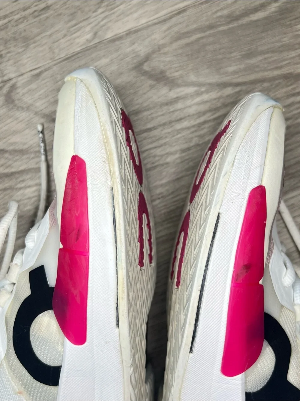 On Brand The Roger Pro 2 Federer White/Pink OC Sneakers Women's Sz 9 *Tiny Flaws